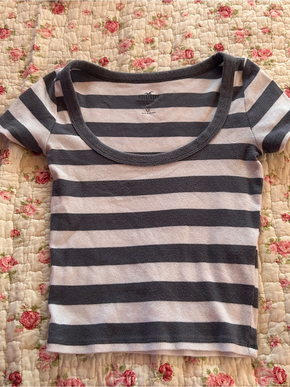 Hollister Women's Gray and White Striped Scoop Neck Tee